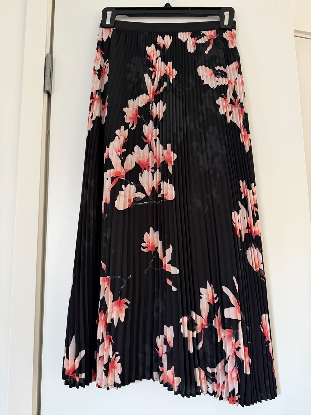 Babaton Black Pleated Midi Skirt with Pink Floral Print